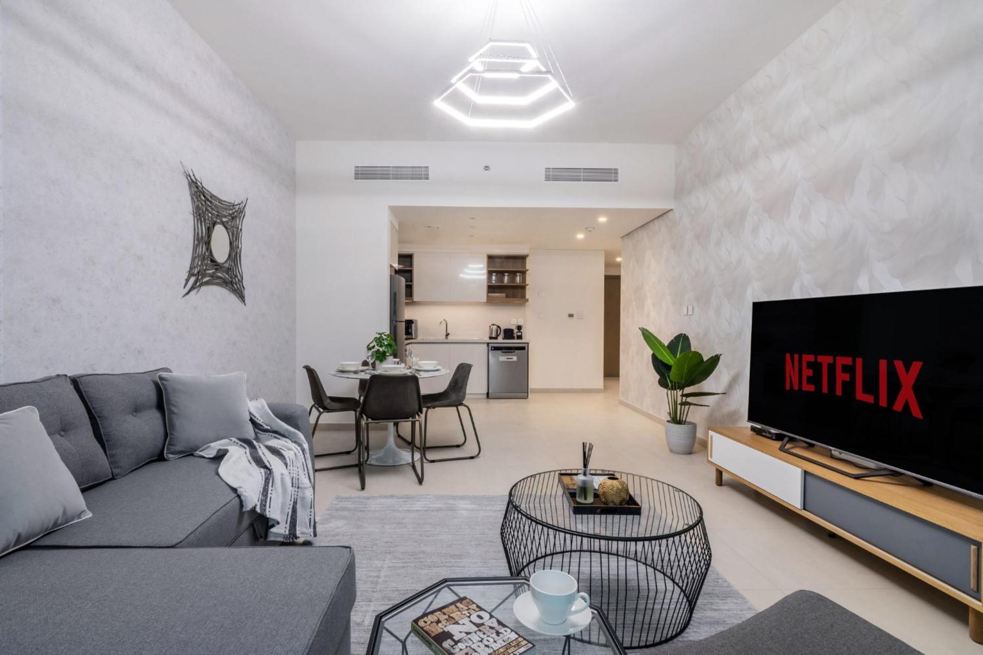 Mall Connection - Burj Views - Turf Balcony Apartment
