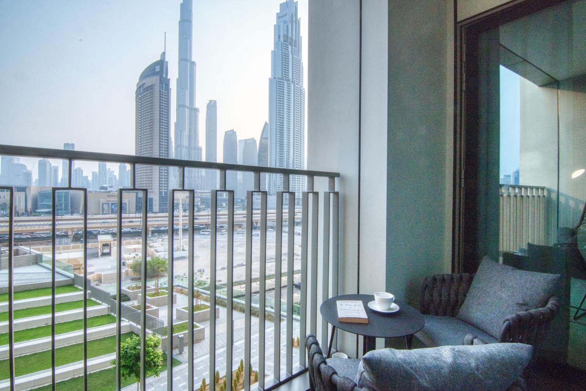 Apartment Mall Connection - Burj Views - Turf Balcony