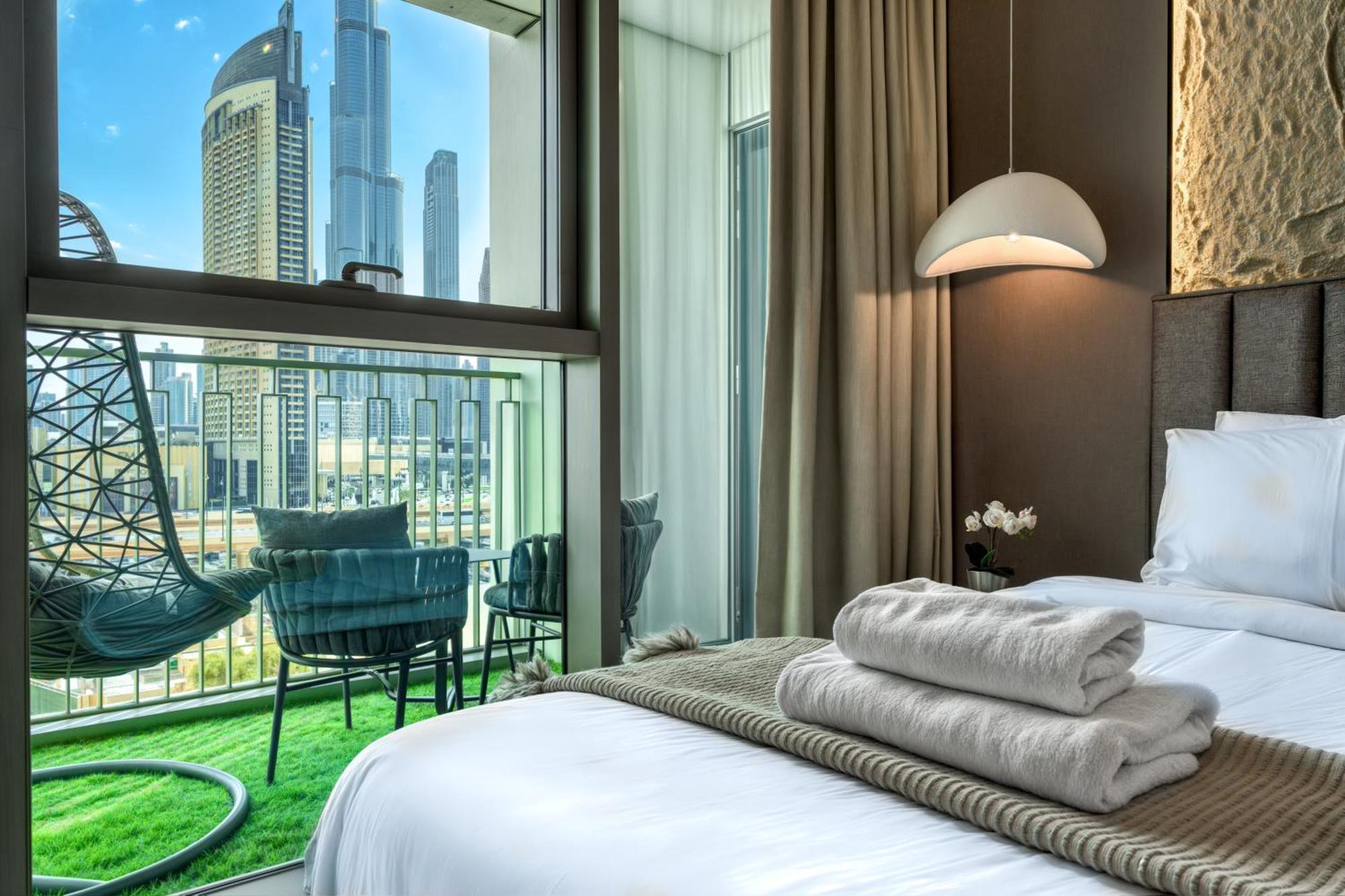 Mall Connection - Burj Views - Turf Balcony *